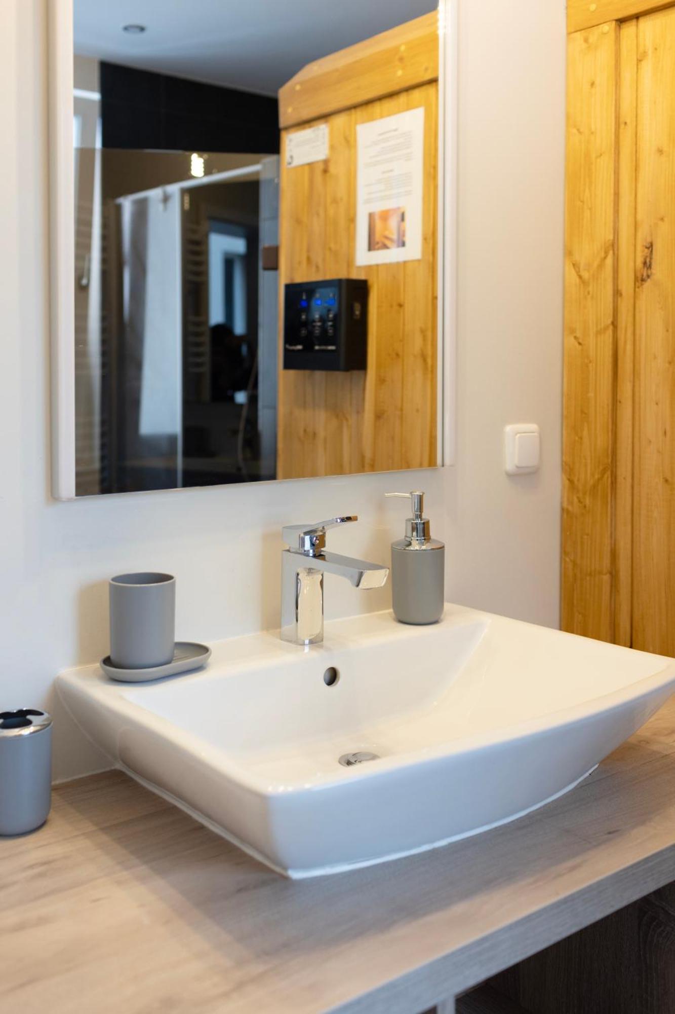 דיסבורג Huge Apartment With Sauna And Free Parking מראה חיצוני תמונה